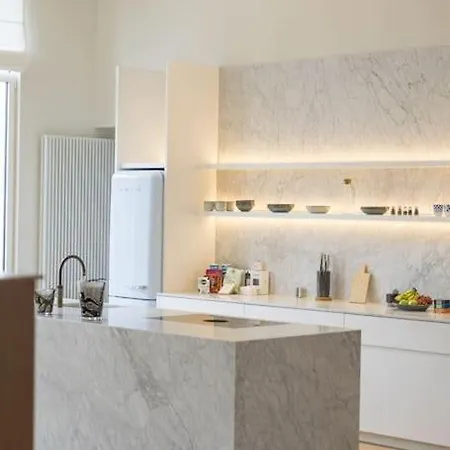 Luxurious 3 Bedrooms Center Apartment