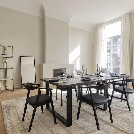 Luxurious 3 Bedrooms Center *