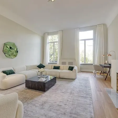 Luxurious 3 Bedrooms Center *
