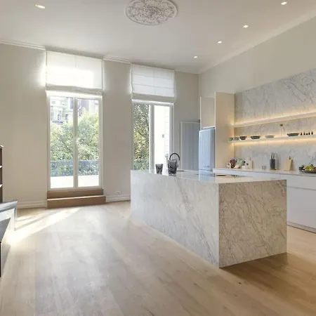 Luxurious 3 Bedrooms Center Apartment *