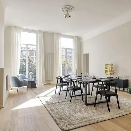 Luxurious 3 Bedrooms Center Apartment *